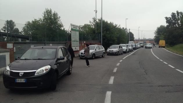 "Via Bonomi, da un'ora in attesa. Così si incentiva la differenziata?"