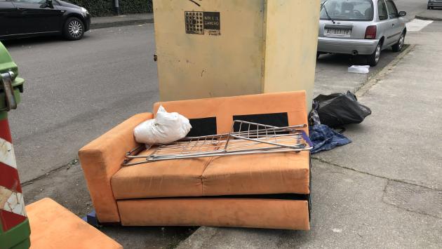 Via Malaspina,  un divano per due