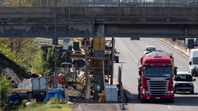 Asolana, slitta la riapertura del cavalcavia sull'A1. Un lettore: "Anche oggi 35 minuti per superarlo"