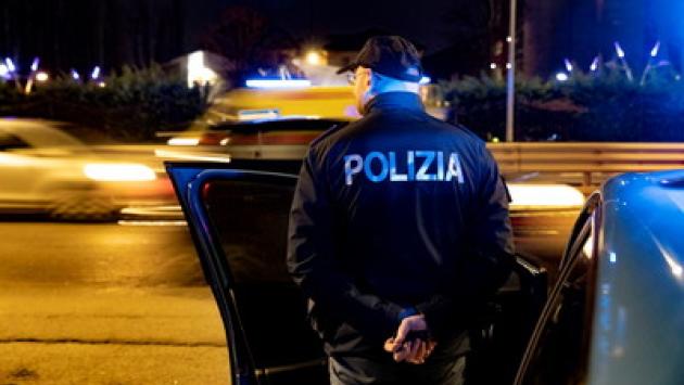 Senza patente e con la coca in tasca scappa all'alt, inseguimento con schianto: ferito 18enne