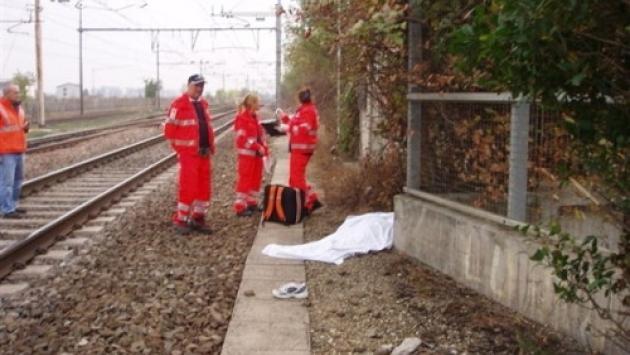 Colpito alla testa dal treno in transito mentre dormiva a ridosso dei binari: morto 