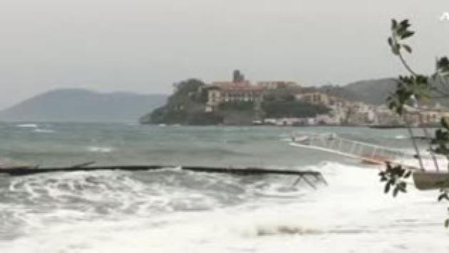 Maltempo: forte vento e mare mosso, fermi i collegamenti con le Eolie - Il video