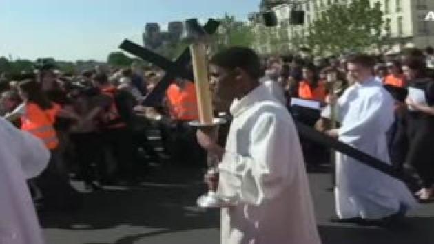Parigi, la Via Crucis a Notre Dame