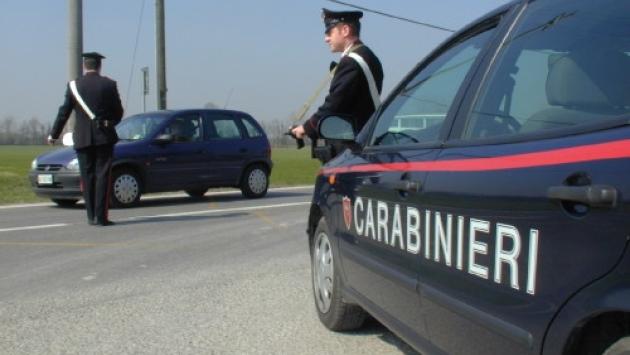 Donna uccisa a colpi di pistola dal marito: uomo in fuga