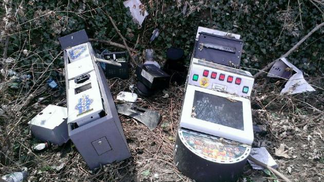 Rifiuti e videopoker nel parco