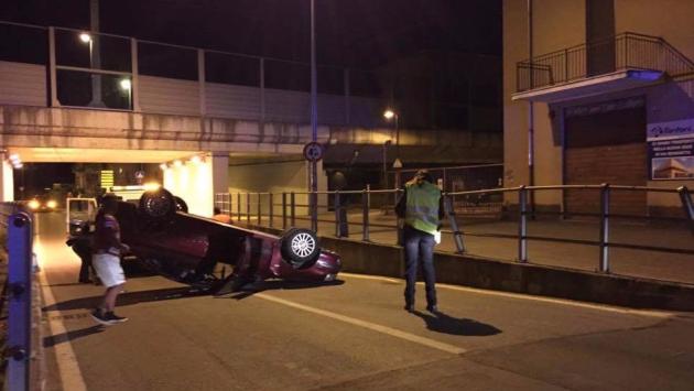 Auto ribaltata in via Venezia 