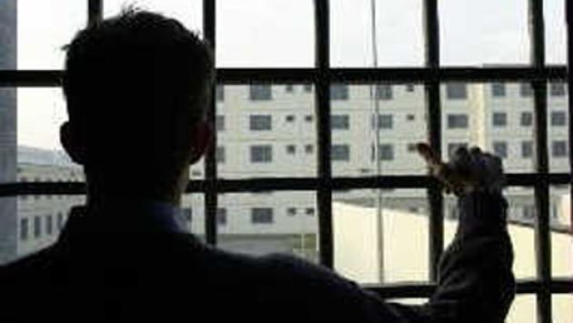 I sindacati: "Rivolta nel carcere di Bari, infermiera sequestrata per  alcuni minuti". La Procura apre un'indagine 