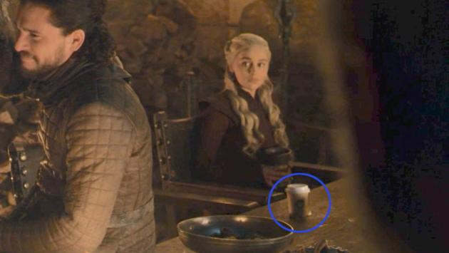 Gaffe del Trono di Spade: sul tavolo compare una tazza di Starbucks