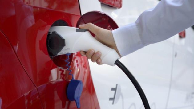 Bollo gratis per tre anni a chi compra un'auto ibrida