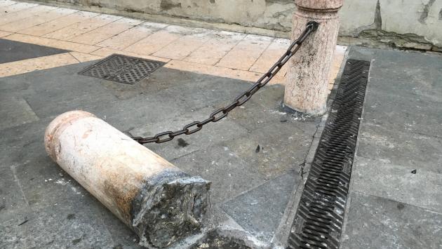 Colonnotto abbattuto in piazzale San Bartolomeo