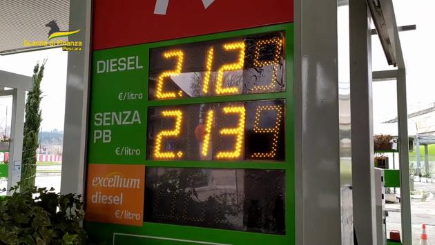 Benzina: Qe, prezzo sale ancora, self supera i 2 euro