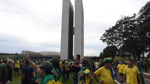 Brasile: palazzi del potere sotto controllo,  centinaia di  arresti, danni a opere d'arte.  Rimosso il governatore di Brasilia