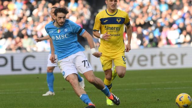 Ngonge e magia Kvaratskhelia, il Napoli ribalta il Verona 2-1