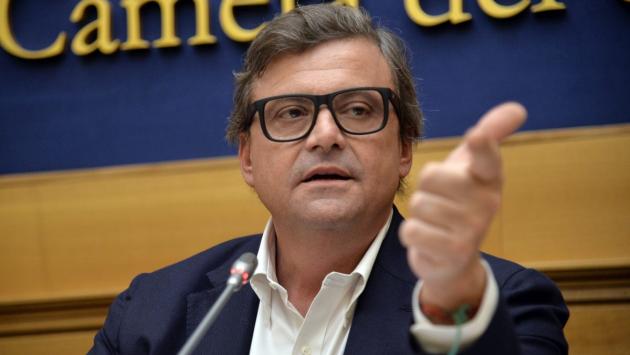 Calenda "No al campo largo, serve un centro serio"