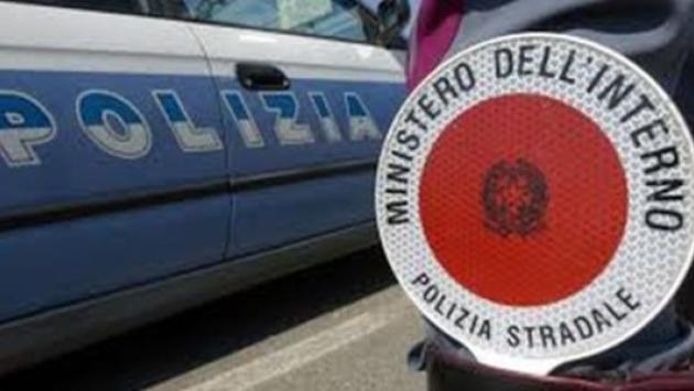 Tamponamento fra due auto che vanno a fuoco su A/4, sei feriti