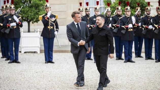 Macron con Zelensky "Europei pronti a fornire garanzie di sicurezza"