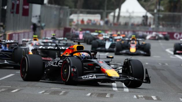 Verstappen trionfa in Azerbaijan, out il leader Piastri