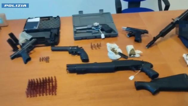 Arrestato latitante nel siracusano, aveva arsenale nel covo