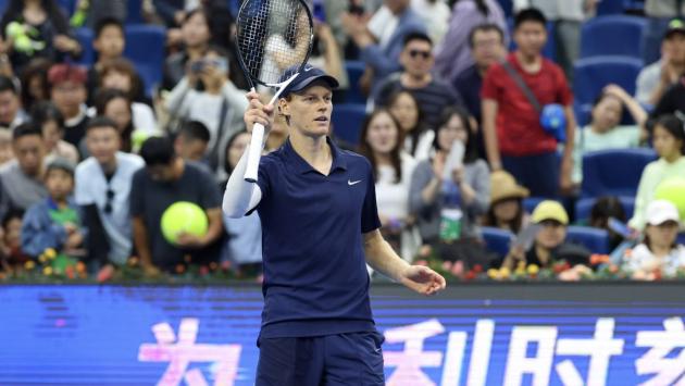 Sinner in finale a Pechino, battuto De Minaur in 3 set
