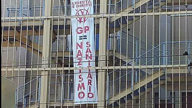 Striscione No vax sul Padiglione Barbieri, il sindaco Guerra e l'Ordine dei Medici: "Inqualificabile e antistorico"