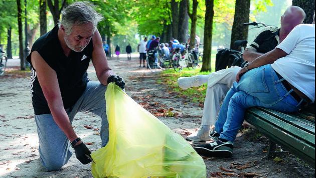 L'avvocato che raccoglie i tappi al parco Ducale