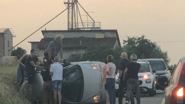 Montechiarugolo,  auto ribalta in via Resga:  un ferito