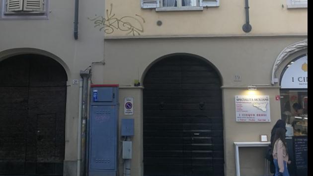 Scritta "acrobatica" sul palazzo. La rabbia e l'appello del residente: "Mettiamo telecamere..."