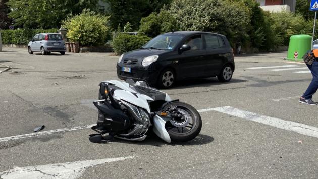 Pomeriggio terribile sulle strade di Parma: scontro auto-scooter, un ferito 
