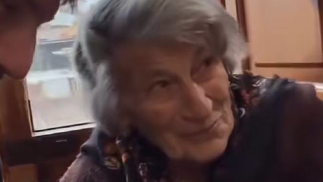 Cade nel camino e muore carbonizzata la "star" di Tik Tok 91enne