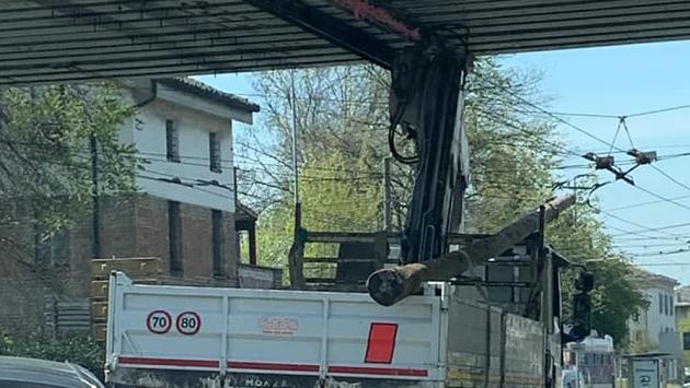 Camion danneggia il ponte della ferrovia in piazzale Caduti del Lavoro.  Circolazione interrotta tra Parma e Vicofertile. Treni fermi in stazione da quasi un'ora