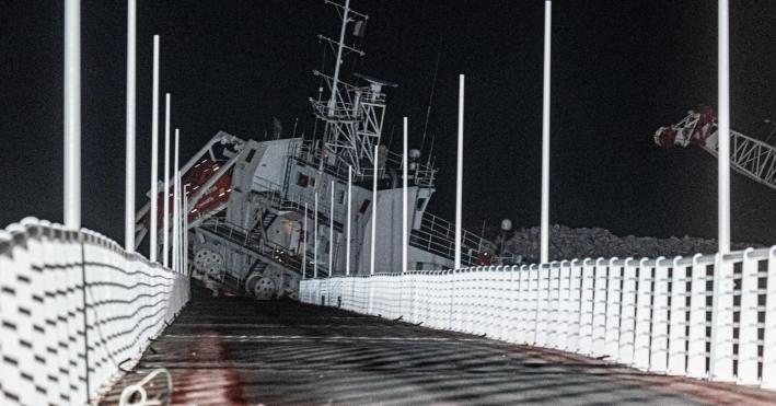 Marina di Massa, rimossa dopo 11 mesi la nave incagliata: &egrave; arrivata nel porto di Livorno