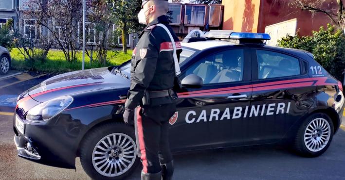 Violenza al supermercato, il furto si trasforma in rapina. Aggredito il vigilante intervenuto. Arrestato 32enne