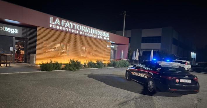 Ladri in azione a La Fattoria, arrivano i carabinieri e si danno alla fuga - Le foto
