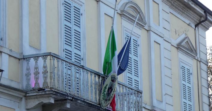 Bandiere a mezzasta a Zibello dove un consigliere comunale ha l'azienda a Verona vicino al luogo della strage di ieri