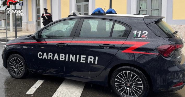 Collecchio: doveva rimanere in regime di arresti domiciliari all’interno di una comunita’ di Parma ma e’ stato trovato alla stazione dei treni di Ozzano Taro pronto a lasciare il territorio parmense. 