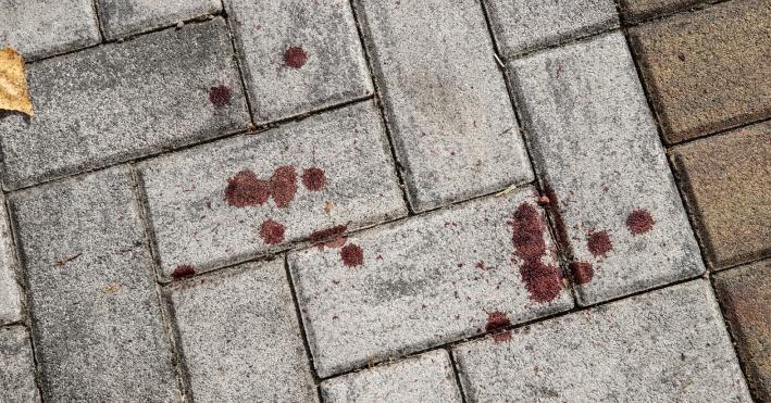 28enne accoltella il compagno e si lancia dal balcone