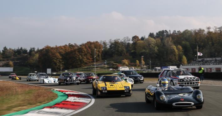 ASI in pista 2025 con oltre 200 auto storiche e il tributo ad Andrea de Adamich