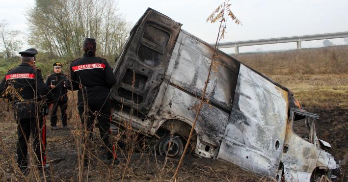 Inseguimento nella Bassa a tre furgoni rubati: due finiscono fuori strada, uno intercettato dai carabinieri. Ladri in fuga
