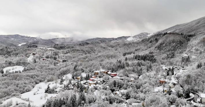 Qualche centimetro di neve è caduto nella notte in Appennino e imbianca il paesaggio