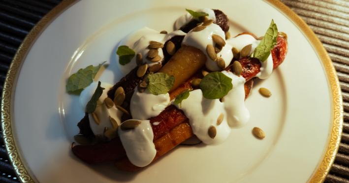 Carote glassate alla brace, yogurt, menta e semi di zucca