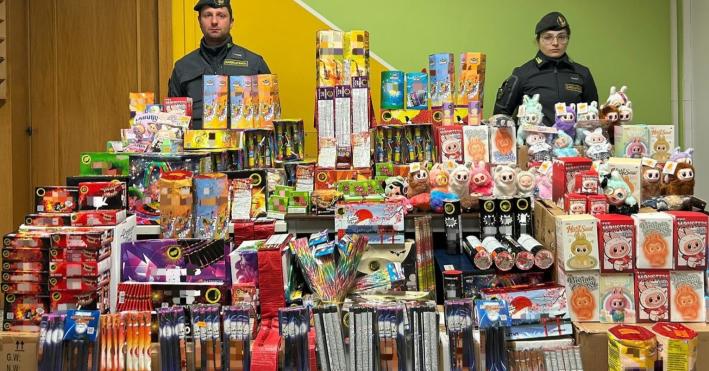 Sequestrati 50 mila articoli pirotecnici e 230 peluche Labubu contraffatti in due empori cinesi. Un denunciato