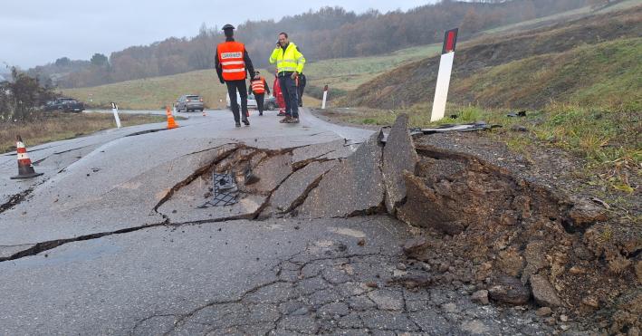 Cisone, ripartita la frana: danni sulla statale Massese, viabilità non garantita