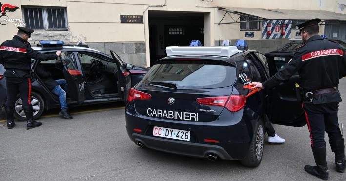 Due finti marescialli presi dai veri carabinieri: avevano appena derubato una coppia d'anziani in casa loro