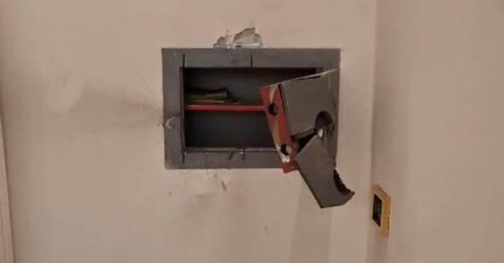 Fanno saltare la cassaforte e rubano tutti i gioielli