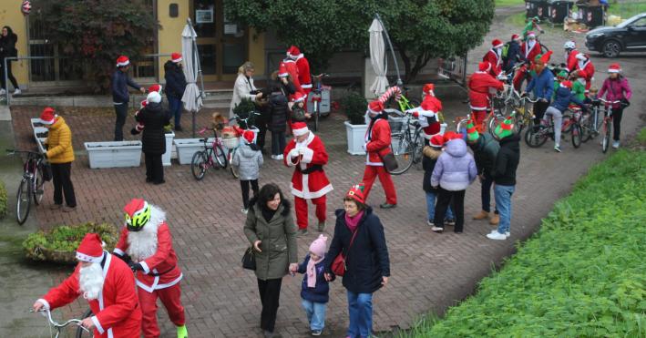 Invasione di Babbi Natale per la Babbi in bike