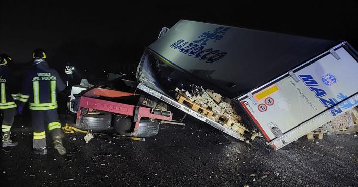 Camion si schianta contro il guard rail in A1, vigili del fuoco sul posto. Conducente miracolosamente illeso