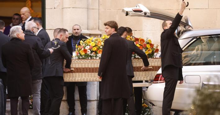 Cominciati funerali Bardot, salma dell'attrice accolta dal figlio