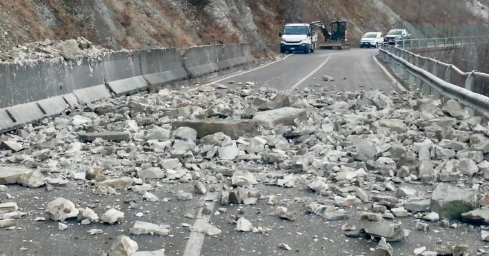 Calestano, centinaia di massi rimossi dalle reti di recinzione sulla provinciale 15 - Foto 