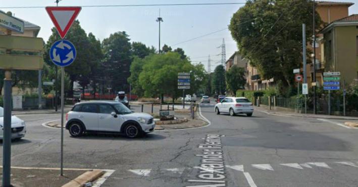 Incidente nella rotatoria, code tra via Volturno e via Fleming