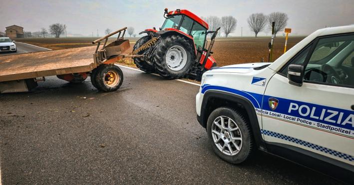 Trattore e rimorchio di traverso sulla Soragna-Carzeto